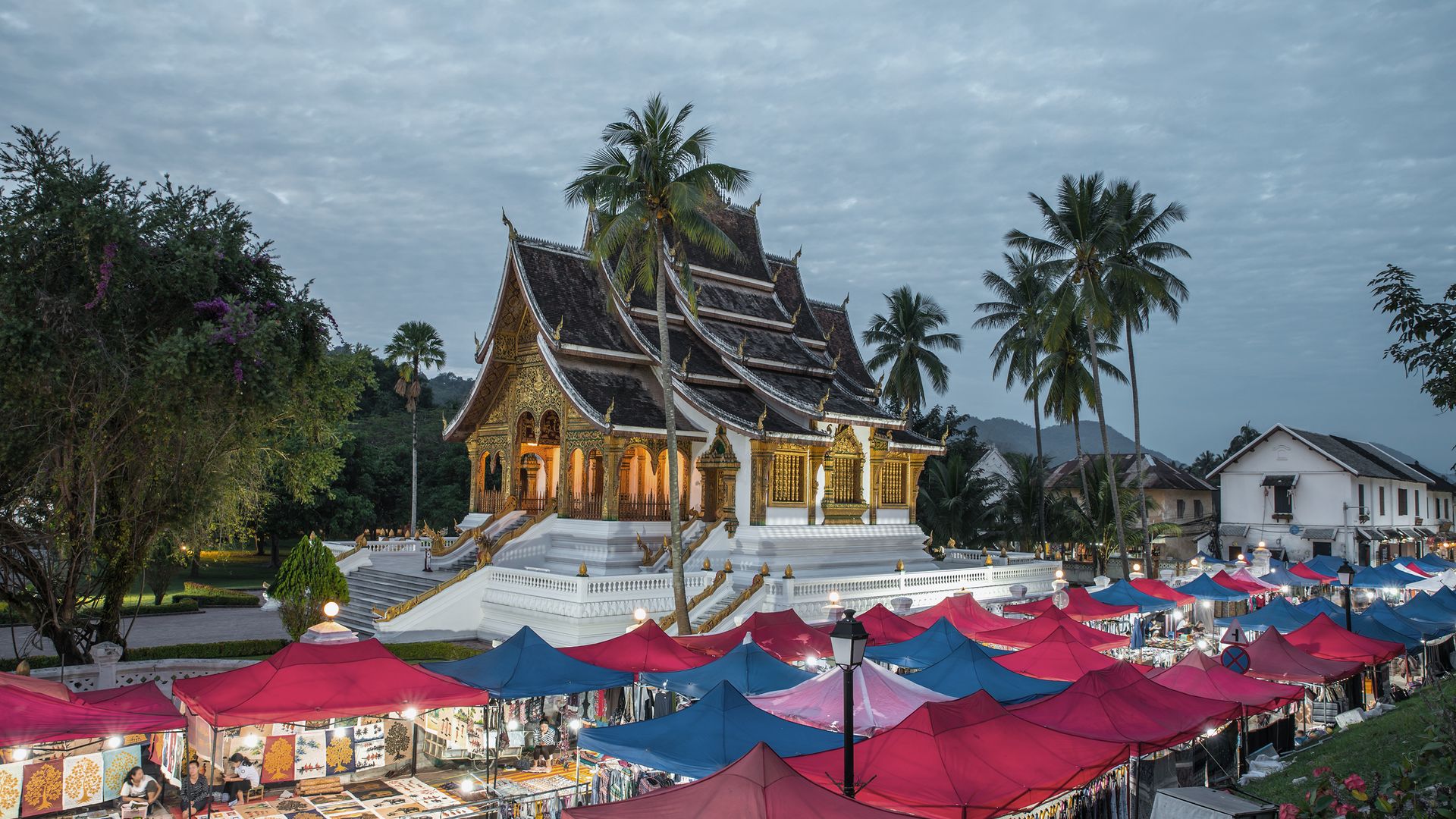 Unter den bunten Zelten befinden sich Marktstände des allabendlichen Nachtmarktes von Luang Prabang.