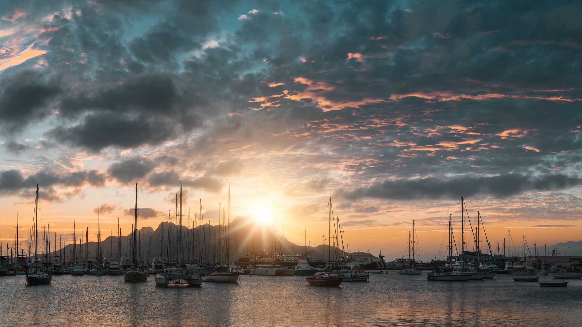 Der Hafen von Mindelo mit dem Monte Cara im Hintergrund