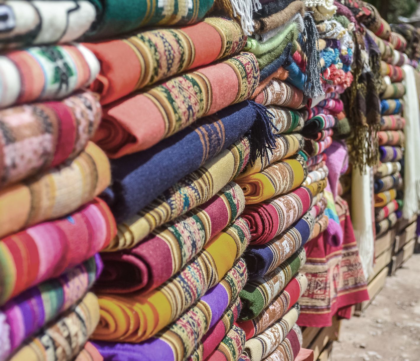 In Purmamarca begrüsst Sie täglich ein indigener Markt mit Handwerkskunst aus der Region.