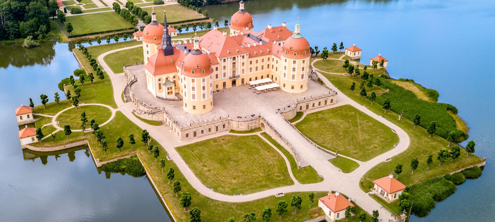 Blick auf das Jagd- und Barockschloss Moritzburg.