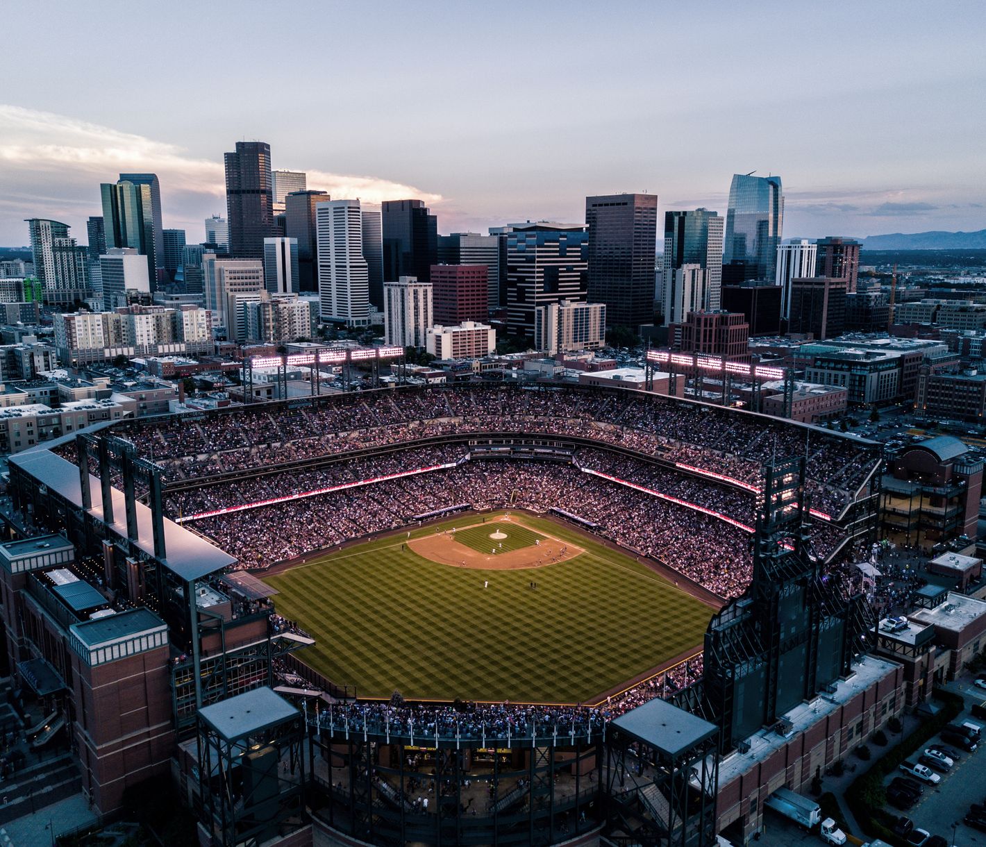 Coors Field Stadium der Colorado Rockies und die Skyline von Denver