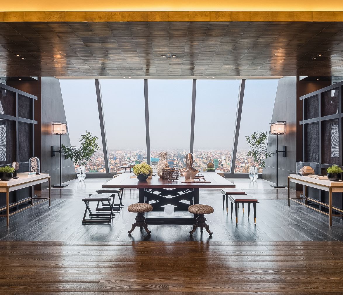 Aus der grosszügigen Lobby des Rosewood Phnom Penh Hotels gesehen, liegt einem die Stadt zu Füssen.