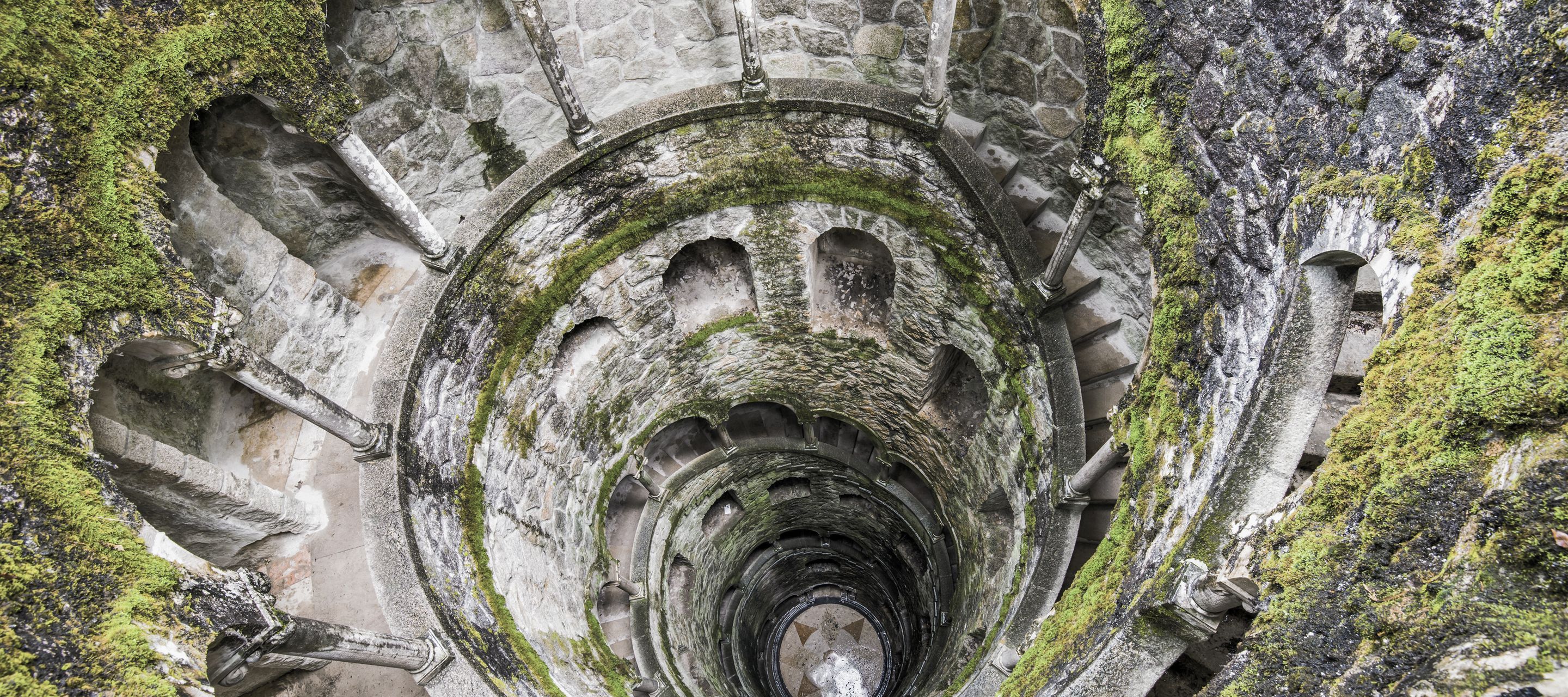 Der spiralförmige unterirdische Brunnen von Quinta da Regaleira
