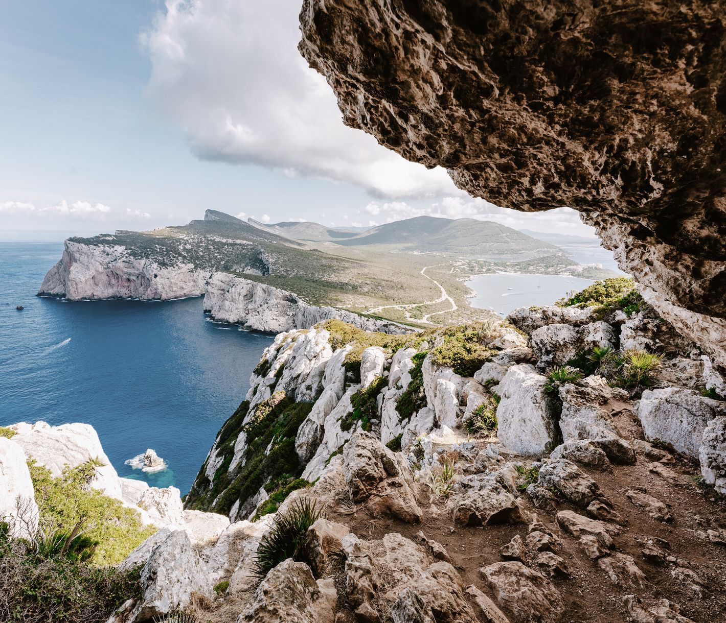 Dramatische Klippen und azurblaues Meer – Küstenlandschaft Sardinien