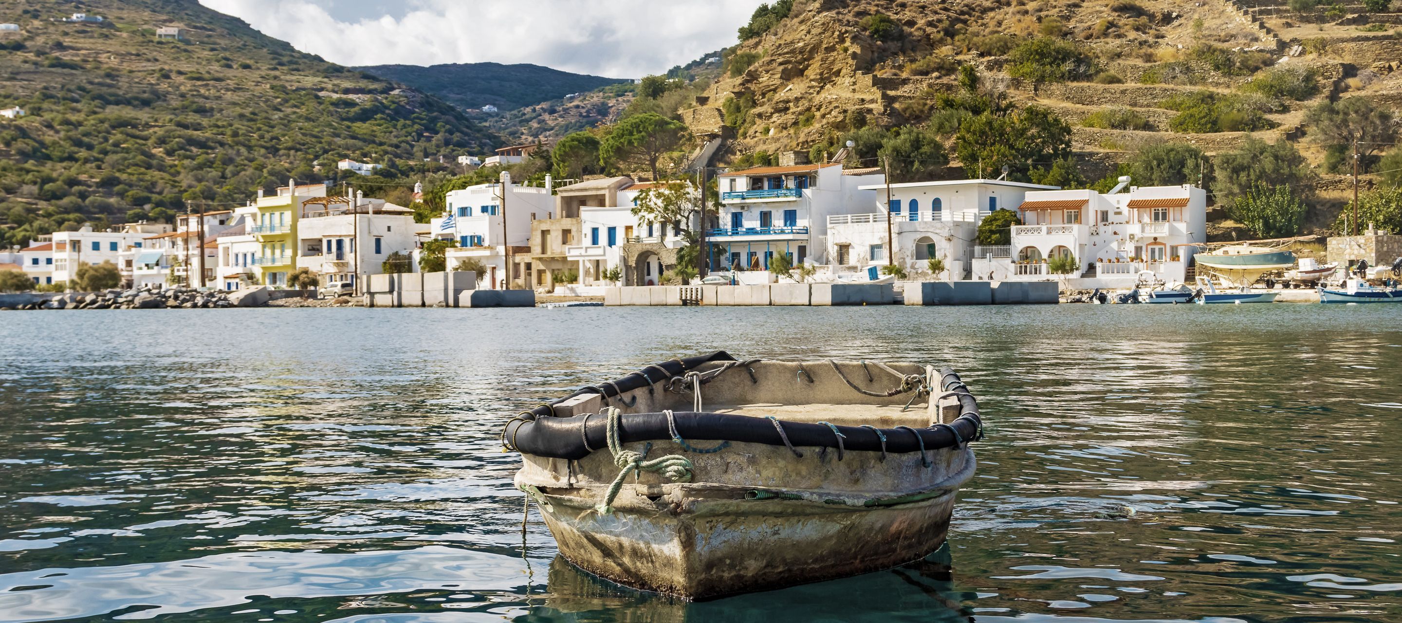 Ein Fischerboot in der Bucht von Ormos Korthiou