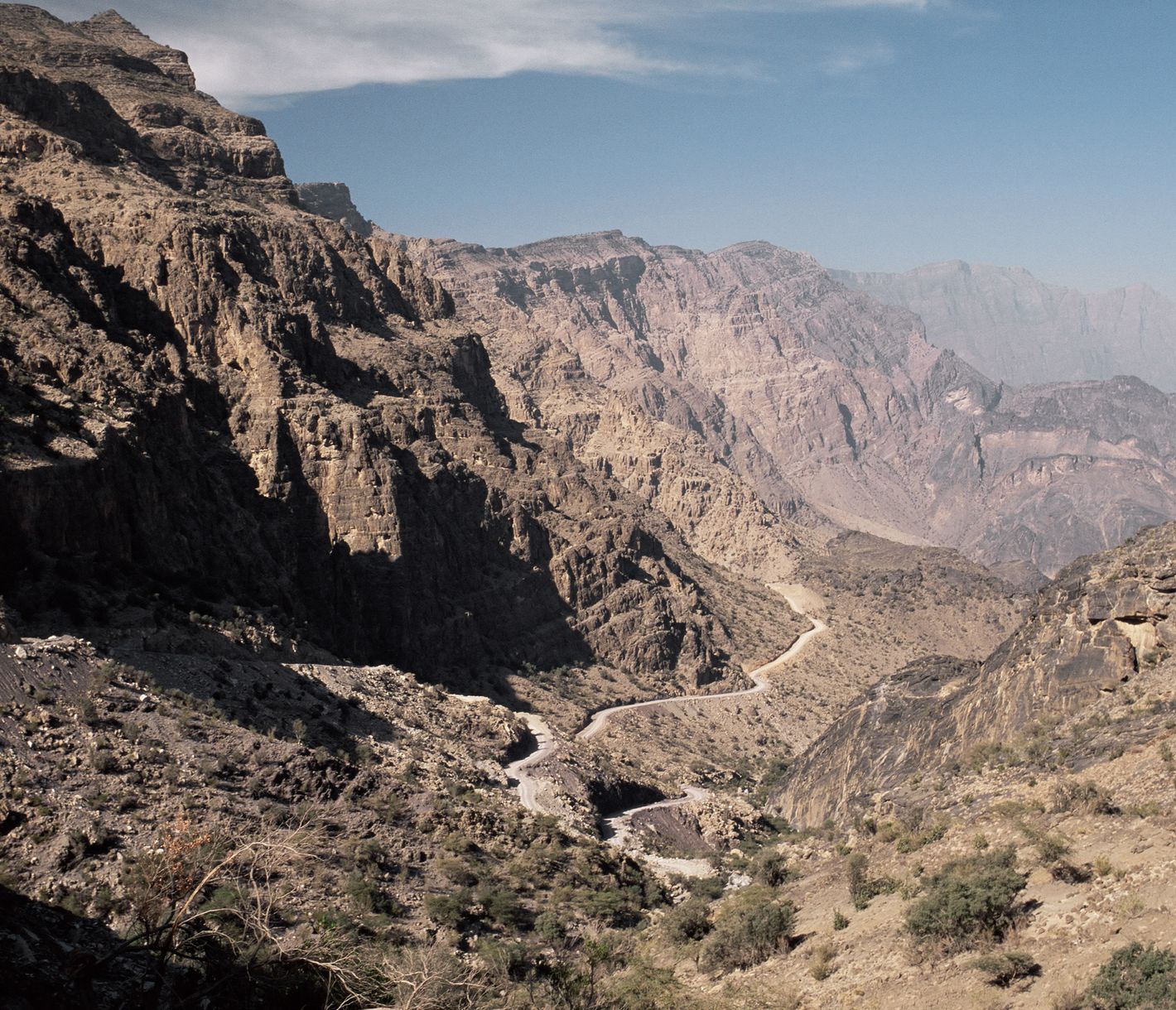 Abenteuerliche Bergstrasse durch das Wadi Bani Awf