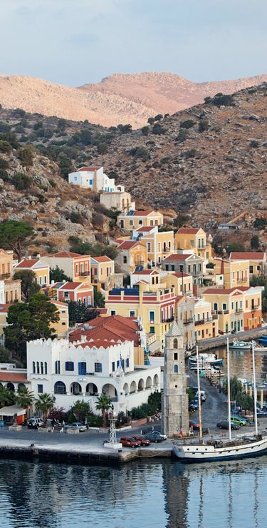 Der Glockenturm am Eingang des Hafens von Yialos