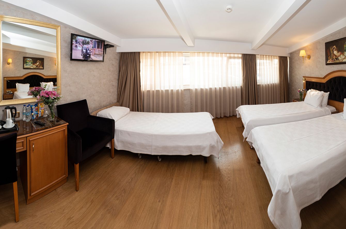 Chambre avec 3 lits