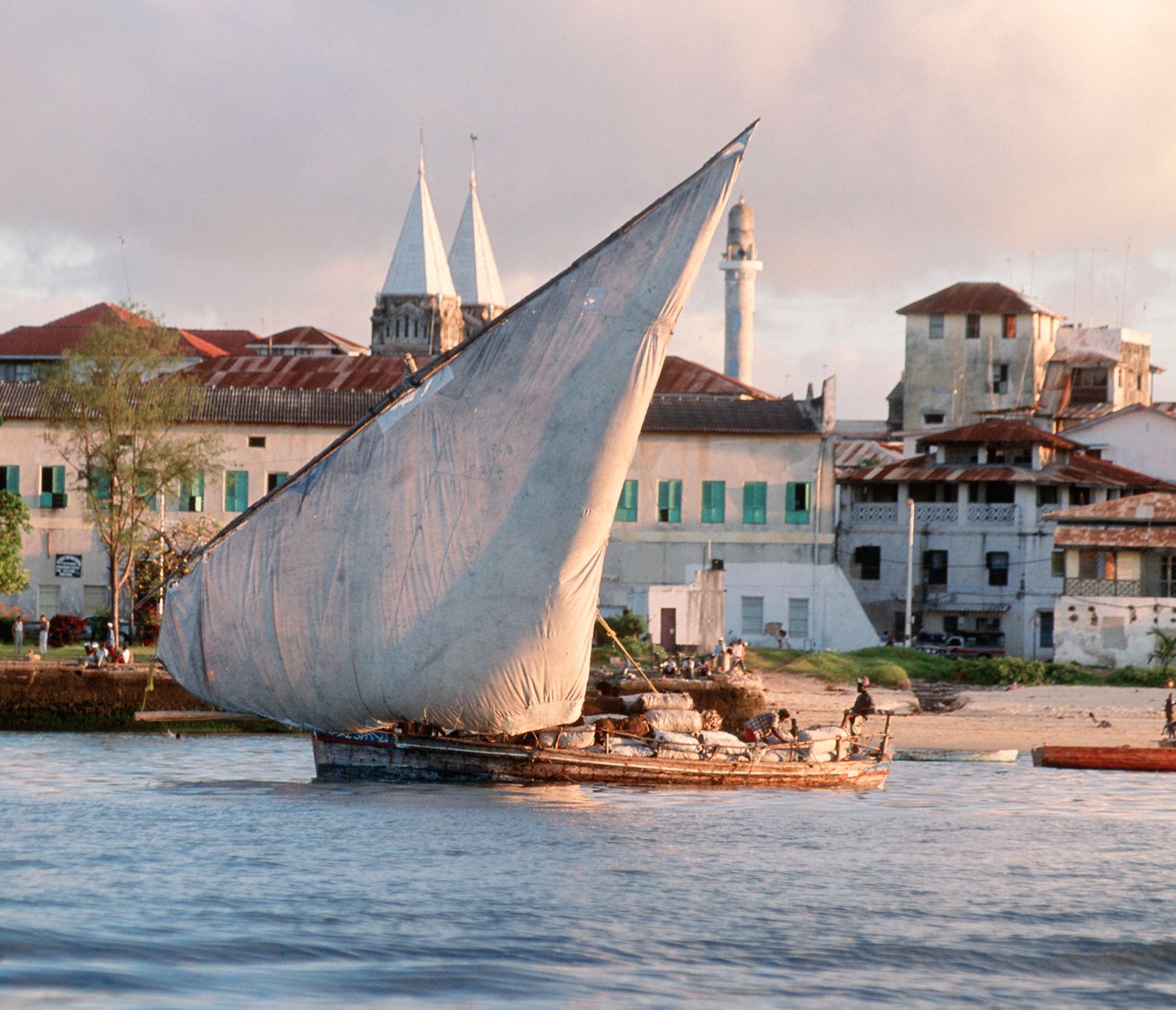 Traditionelles Dhow-Segelboot vor der Küste Stone Towns