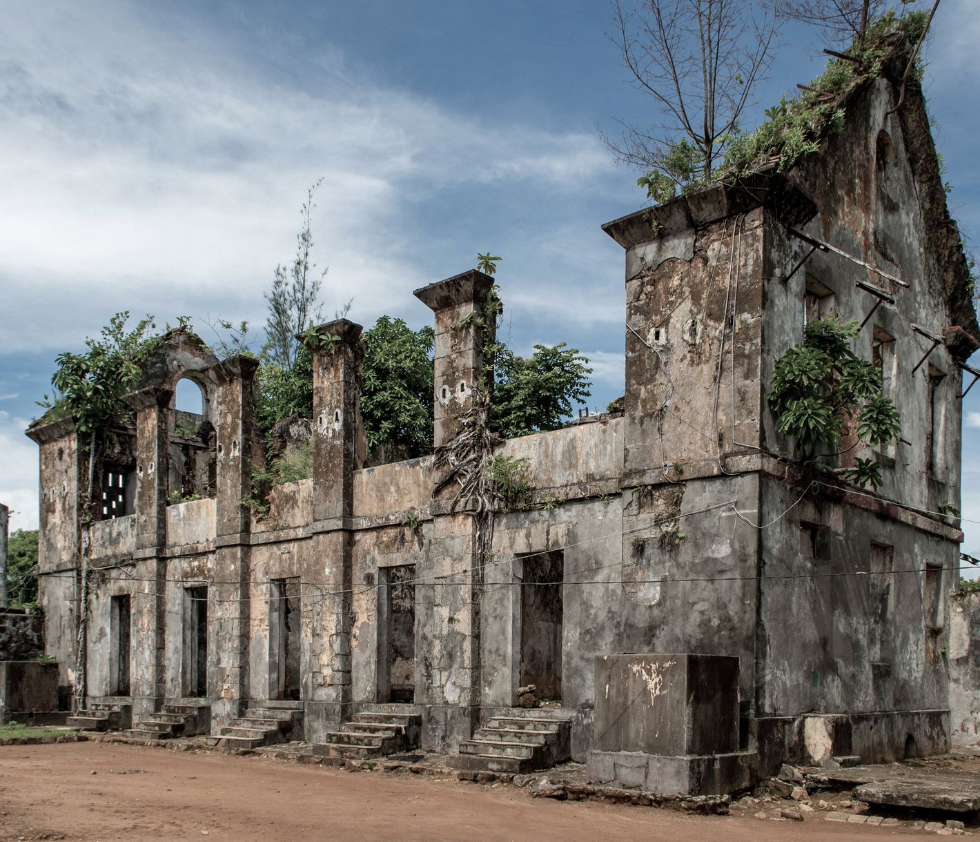 Überreste der zerfallenden Festung von Ambodifotatra auf Sainte Marie