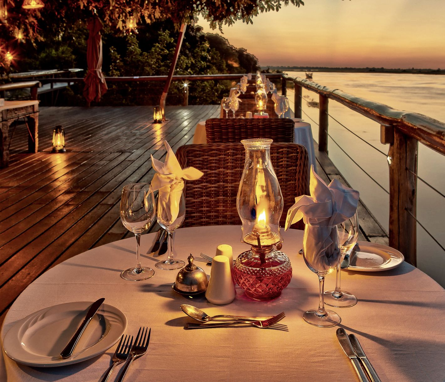 Romantisches Nachtessen am Chobe-Fluss auf dem Deck der Chobe Game Lodge