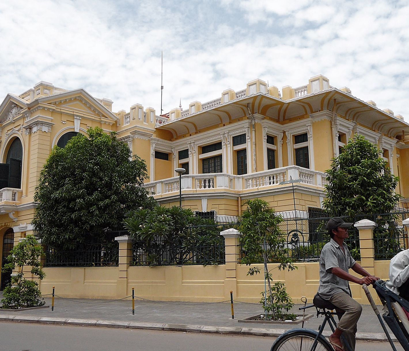 Ein Gebäude in Phnom Penh, welches das reiche Erbe der französischen Kolonialzeit repräsentiert.