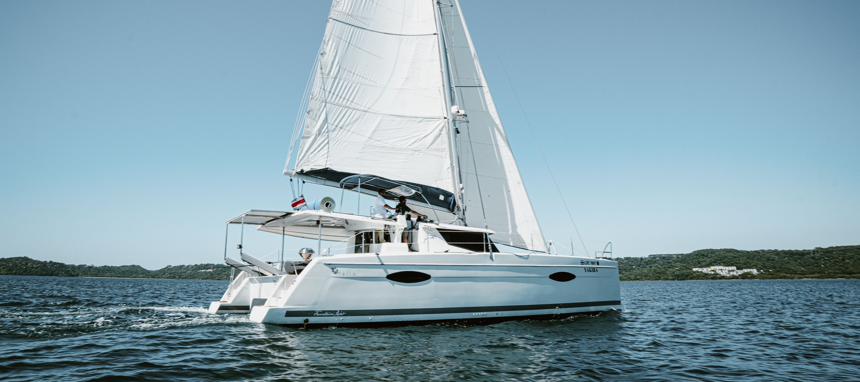 Den Blick hinaus aufs Meer gerichtet.