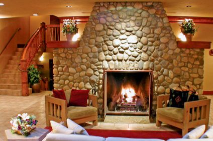 Lobby mit offenem Kamin