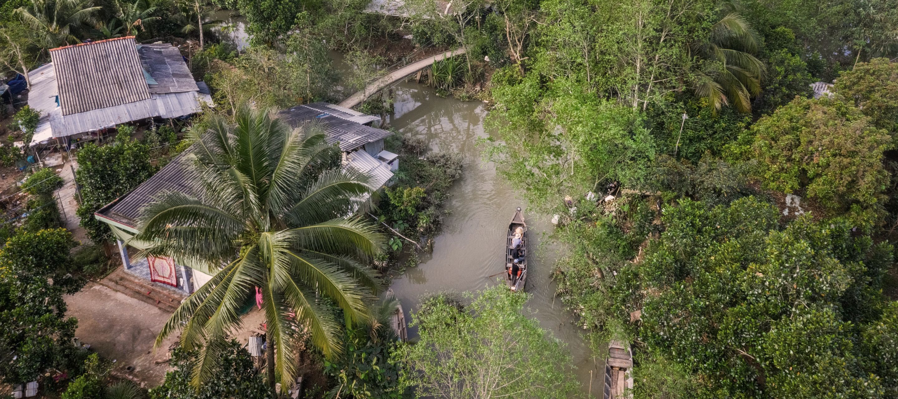 Üppige Vegetation, unzählige Wasserkanäle, Brücken und kleine Dörfer machen das Mekong-Delta aus.