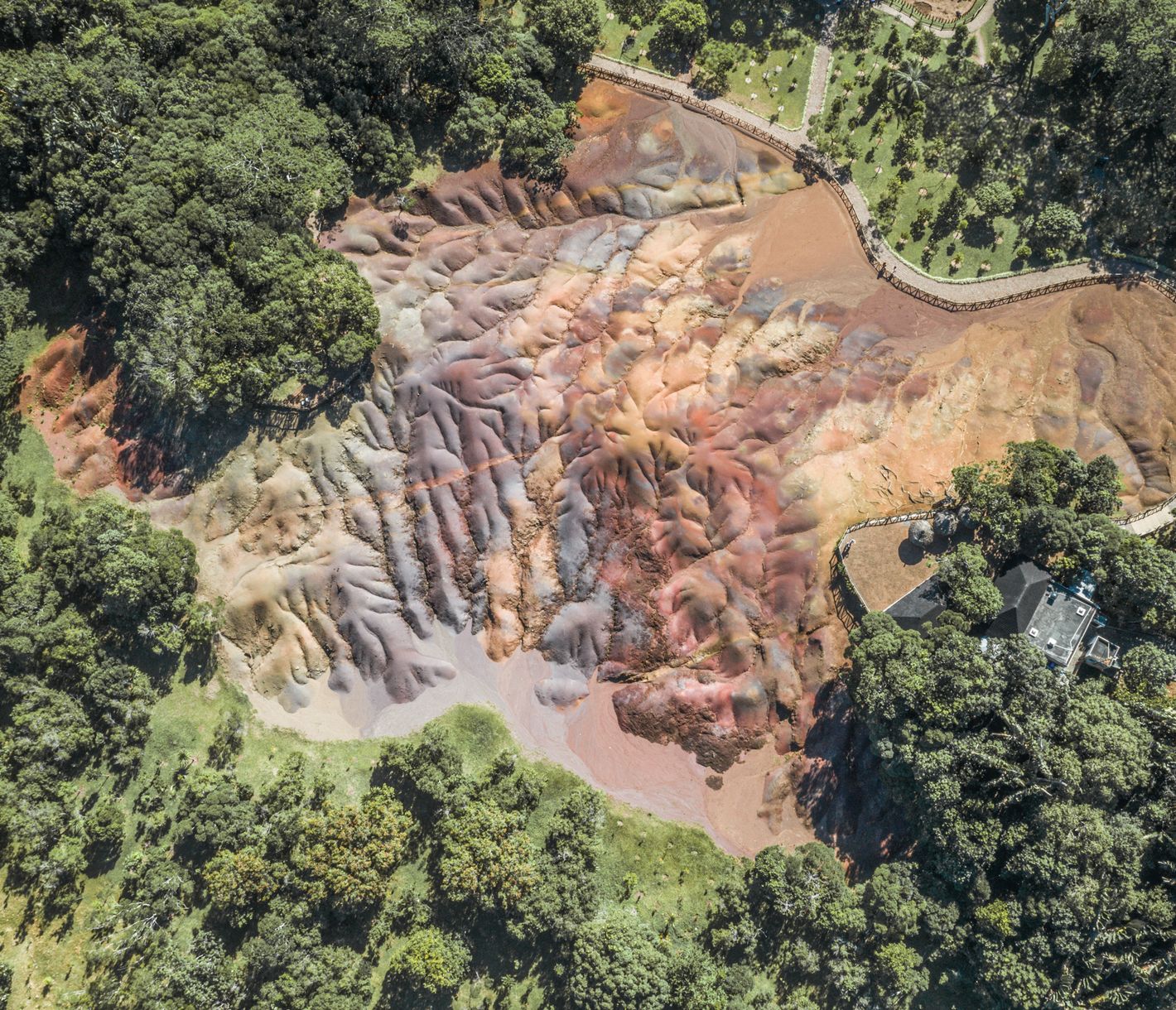 Wie gemalt erscheint die Siebenfarbige Erde in Chamarel.