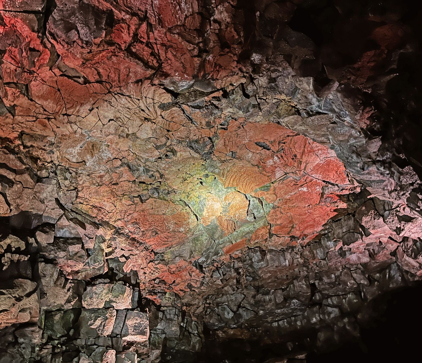 Einer der längsten Lava-Tunnels in Island in der Nähe der Hauptstadt