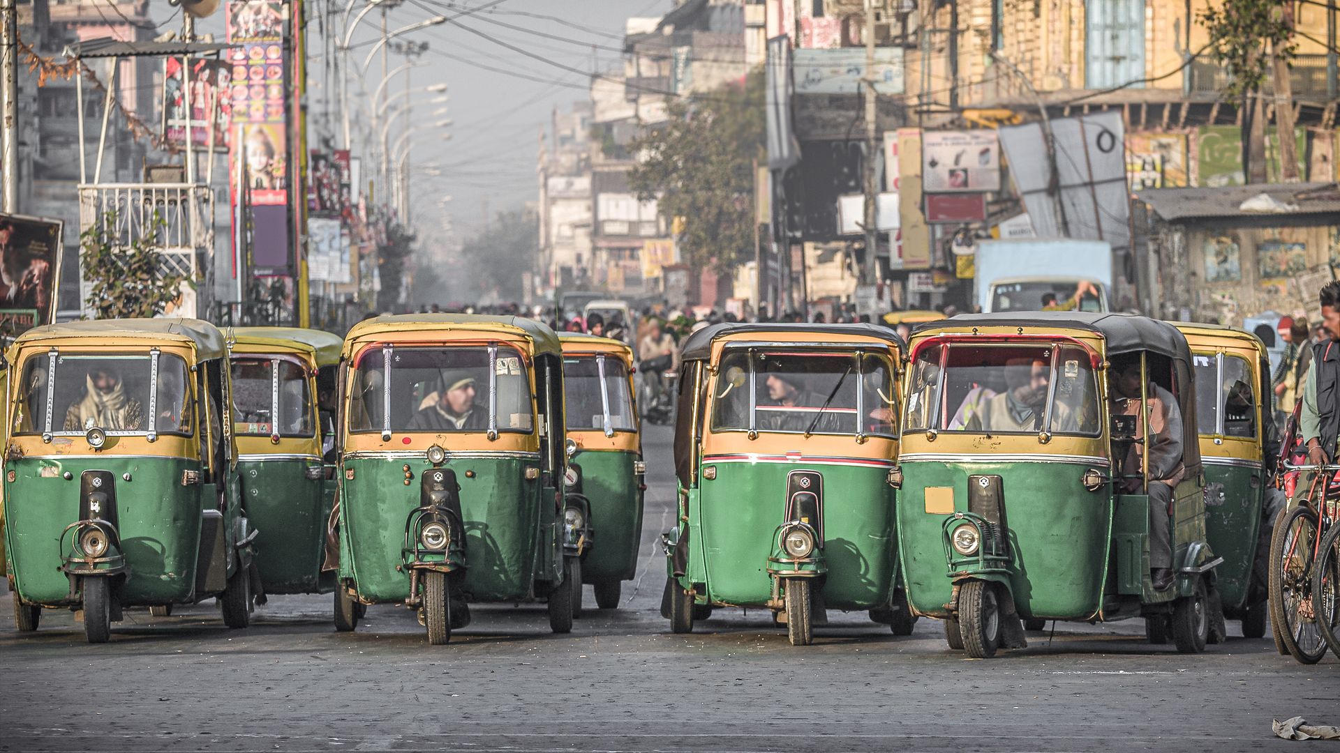 Rikschas an einer Strassenkreuzung in Delhi