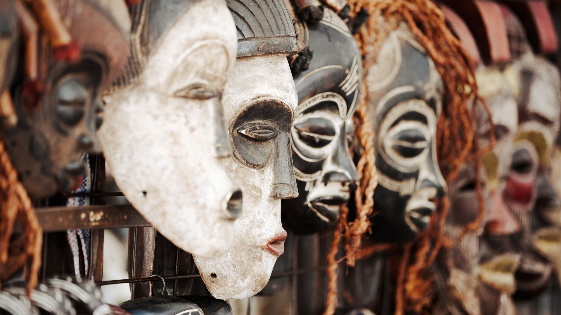 Masques africains dans une boutique du Cap