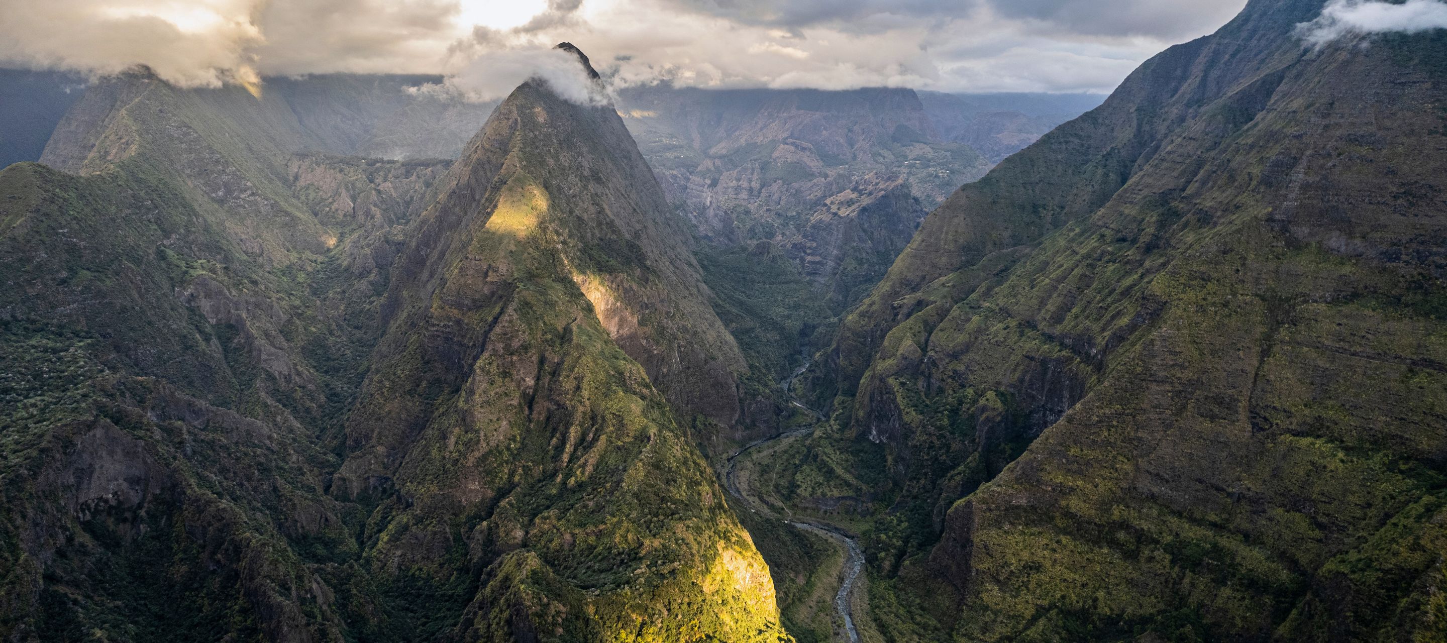 Spektakulärer Ausblick vom Cap Noir in den Cirque de Mafate.