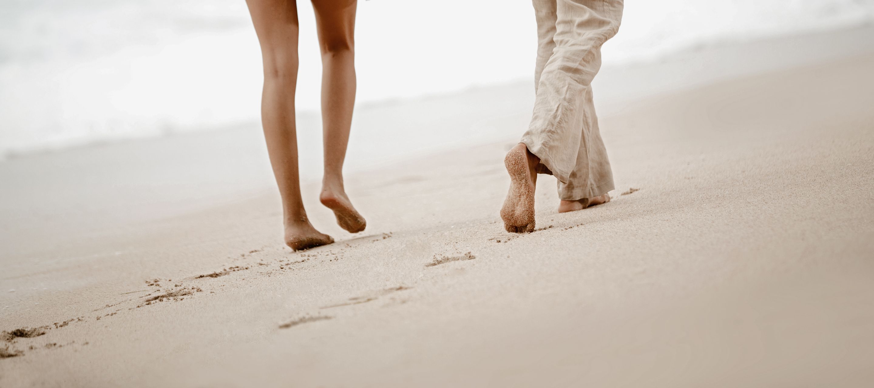 Hand in Hand, im Licht der Malediven – Liebe in jedem Schritt.