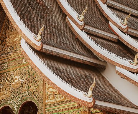 Prächtige Fassade und kunstvoll geschwungenes Dach des Haw-Phra-Bang-Tempels