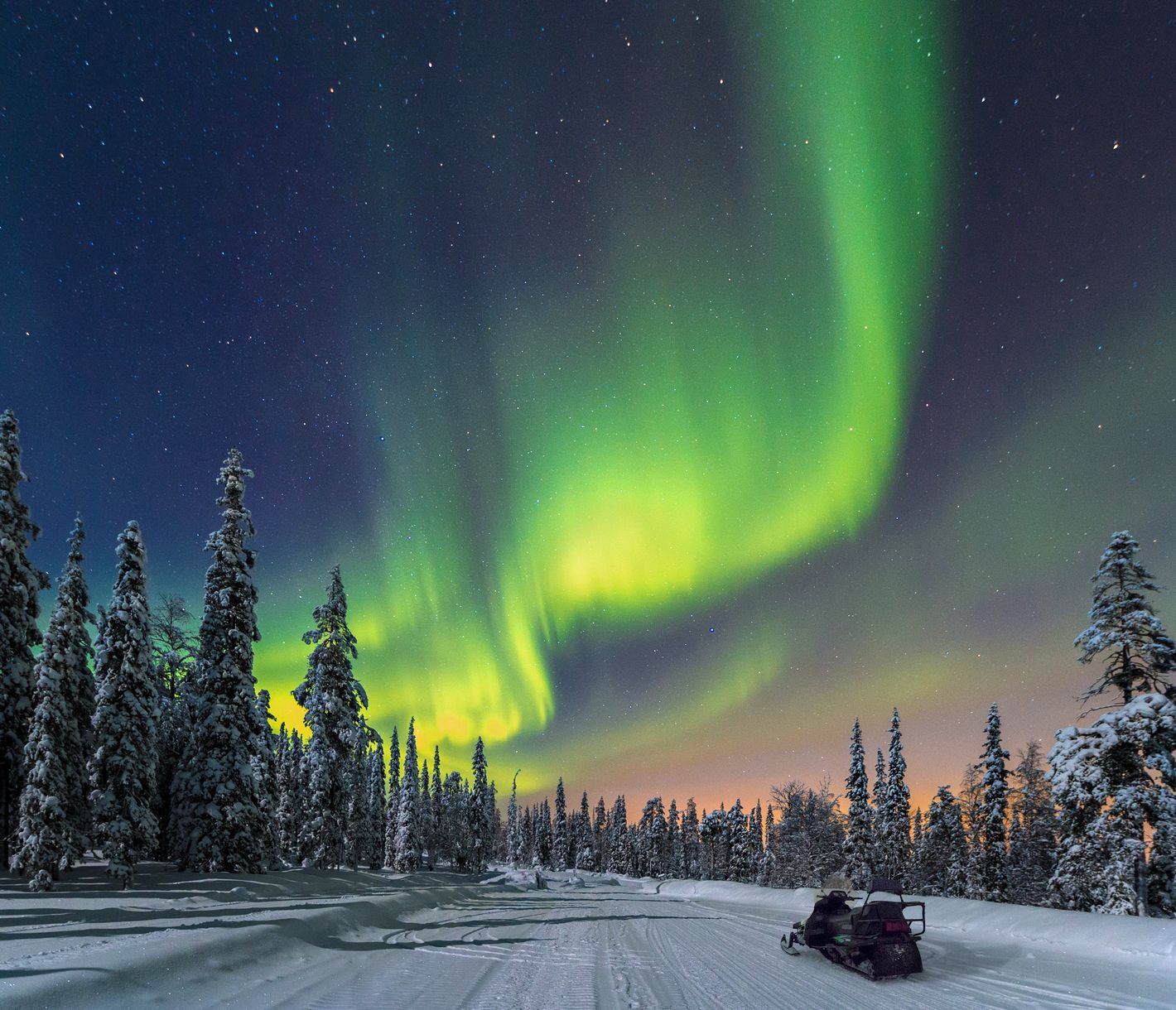 Eine Fahrt mit einem Schneemobil verspricht ein unvergessliches Abenteuer.