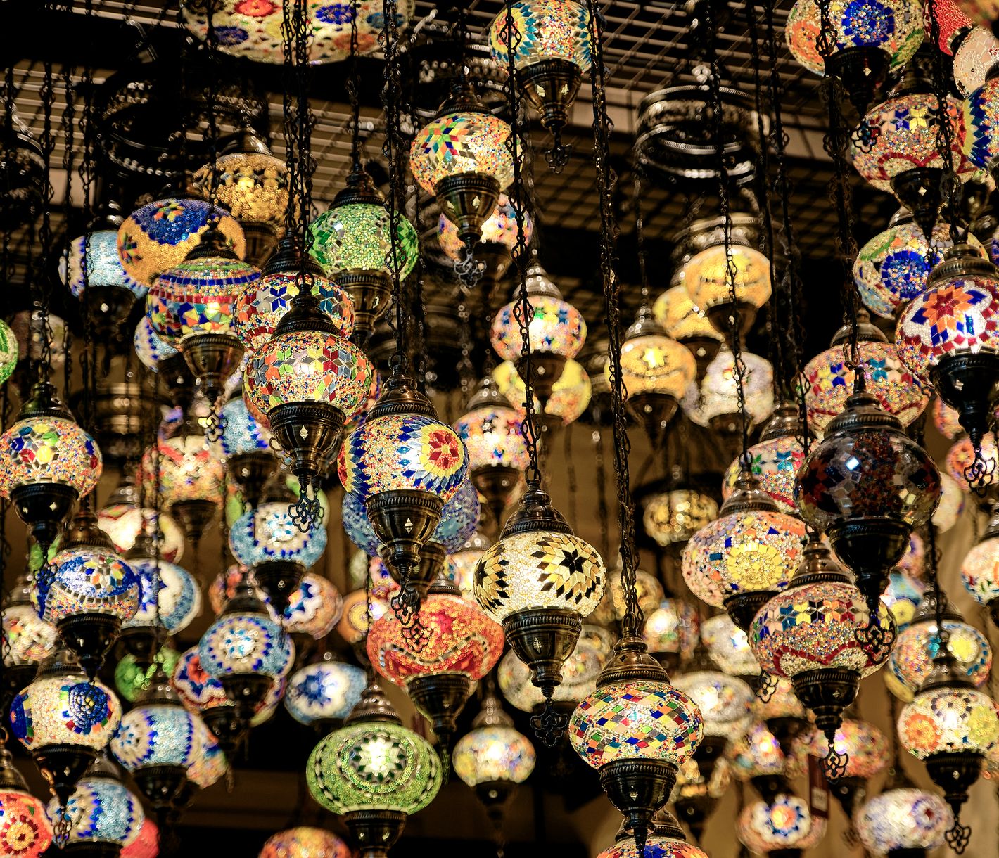 Tradition trifft Atmosphäre – Laternen im Souk von Dubai