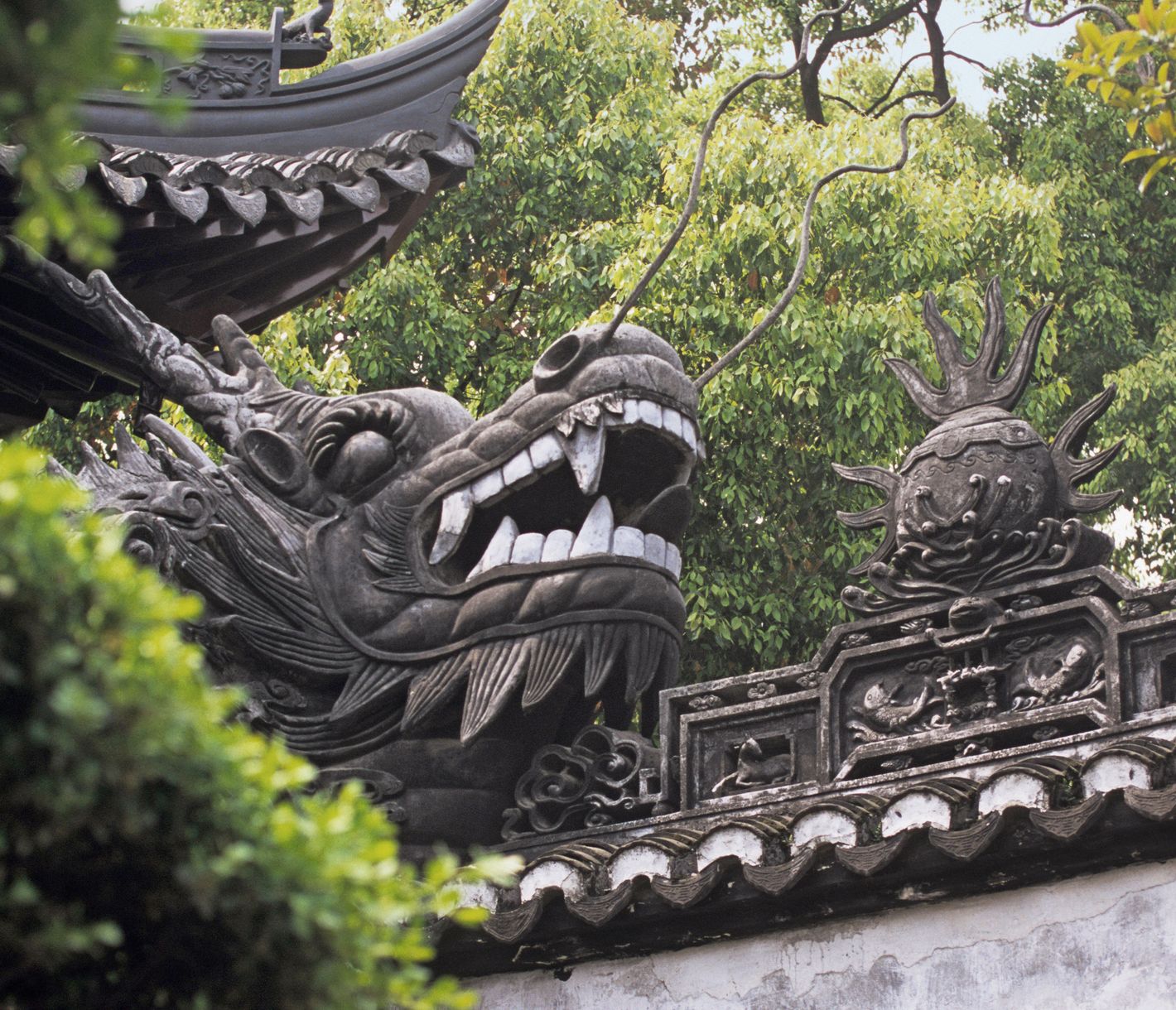 Dans ce jardin traditionnel, les rochers aux formes étranges cachent pagodes et pavillons.