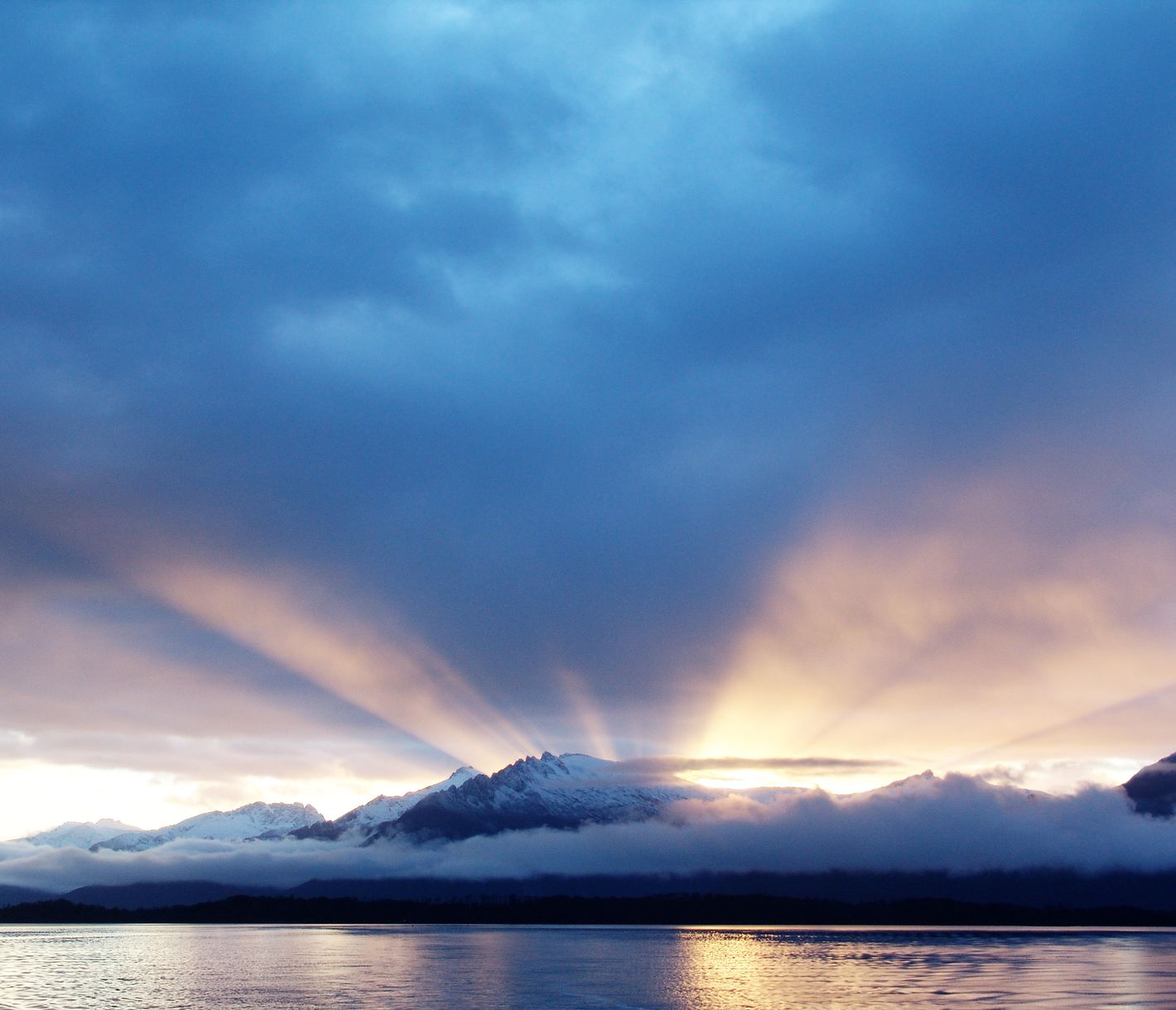 Wenn die Sonne untergeht, taucht sie die patagonische Fjordlandschaft in ein wahrhaftig mystisches Licht.