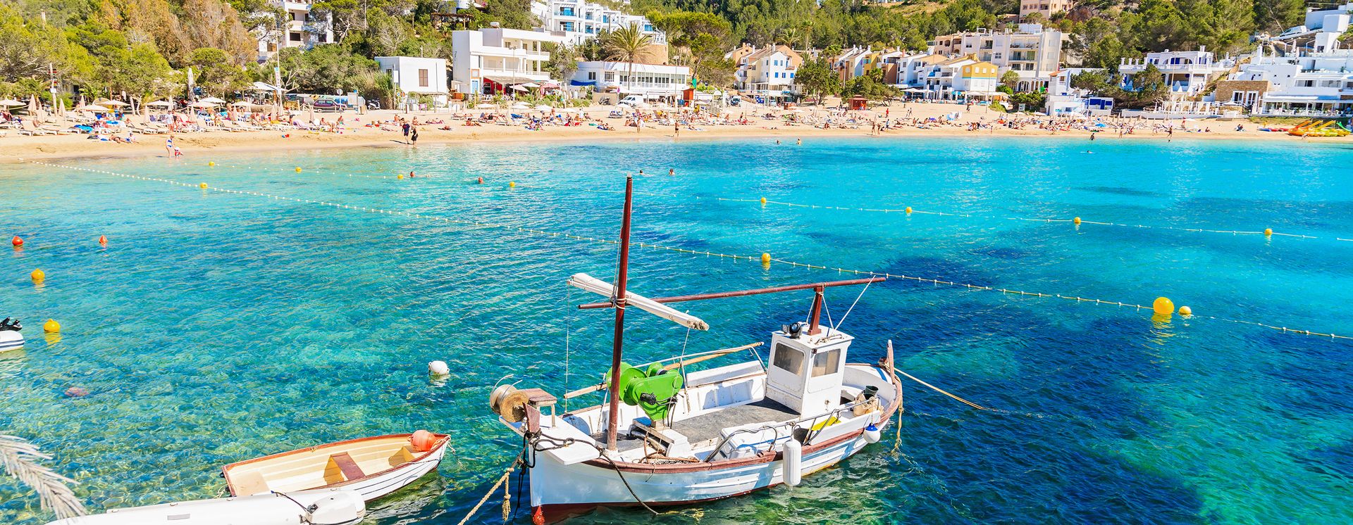 Fischerboot in der Bucht Cala Vadella