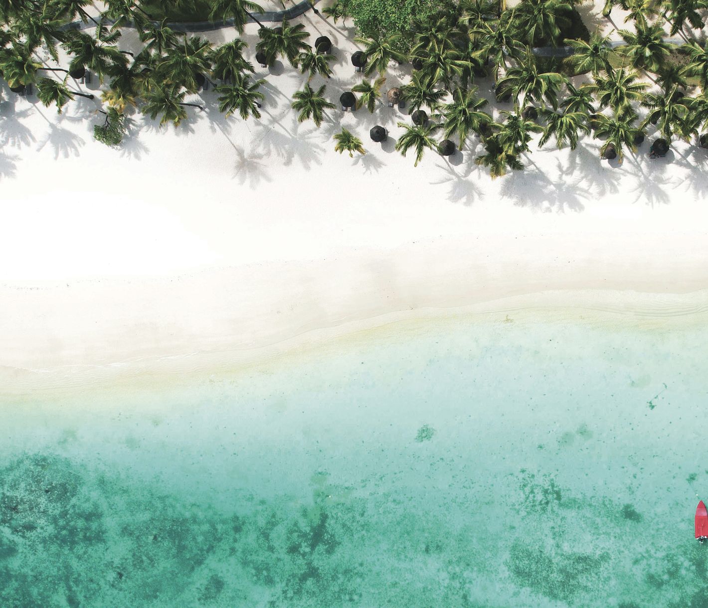 Blick von oben auf den weissen Sandstrand von Trou aux Biches im Nordwesten von Mauritius.