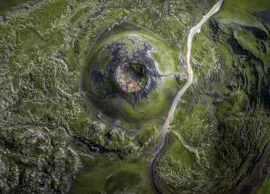Lebhafte Farben inmitten des kargen Hochlandes Islands