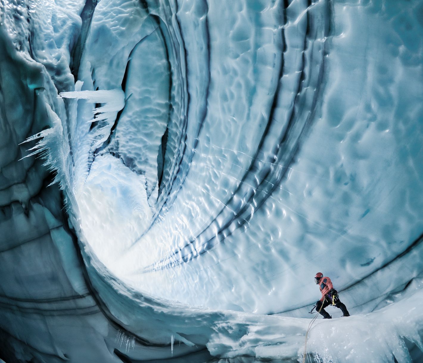 Eine Tour durch die Eishöhle des zweitgrössten Gletschers Europas wird Sie faszinieren!