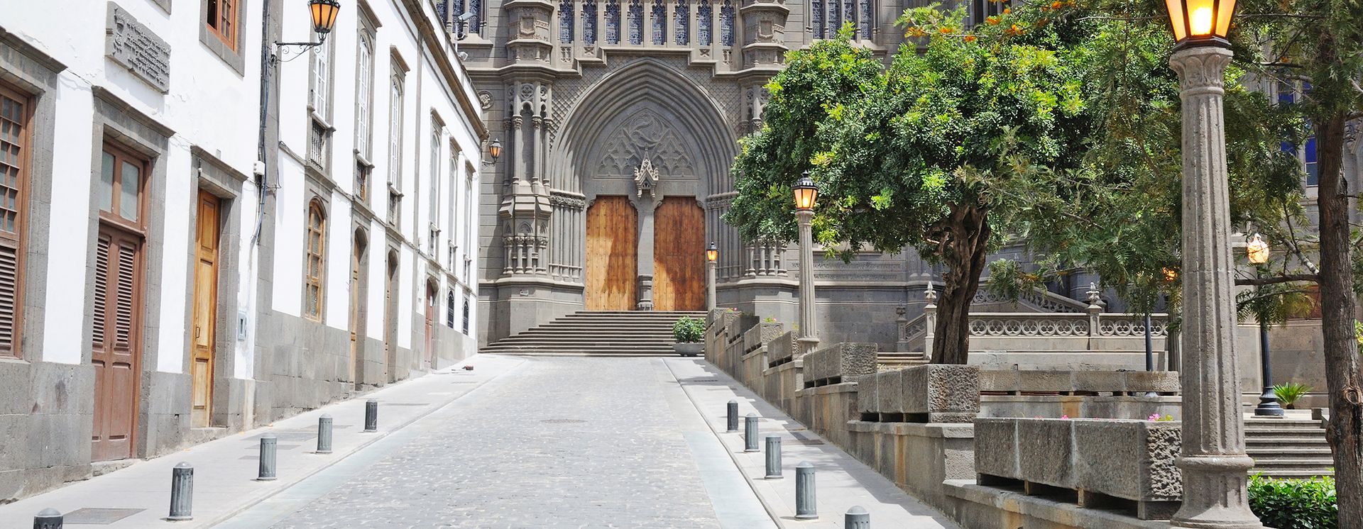 Weg zur historischen Kirche San Juan Bautista