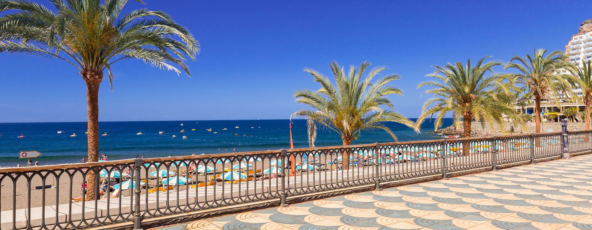 Schöne Strandpromenade von Taurito