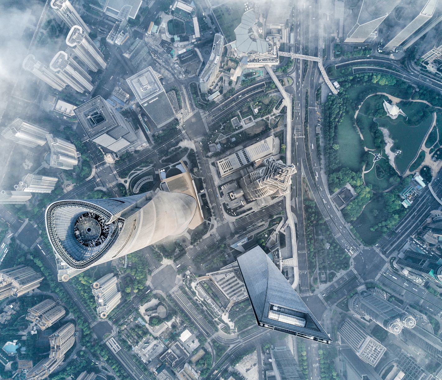 Das Finanzviertel von Schanghai mit seinen modernen Wolkenkratzern zeichnet die Skyline der Stadt.