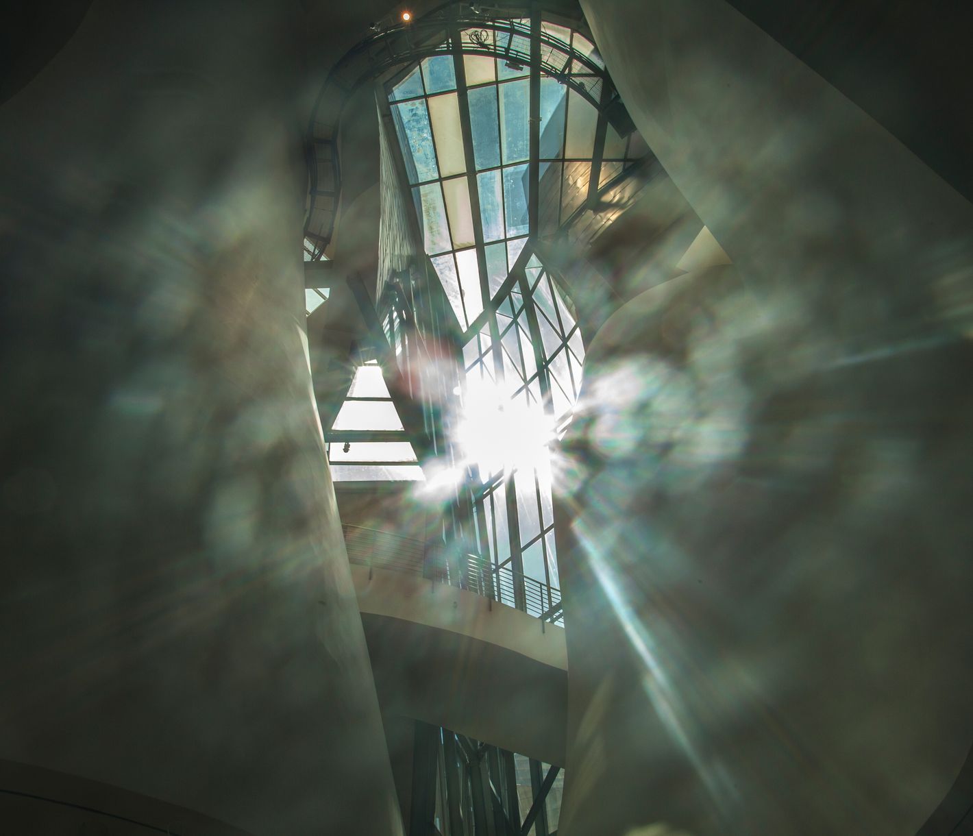 Le musée Guggenheim à Bilbao: la rencontre entre art moderne et architecture déconstructiviste.