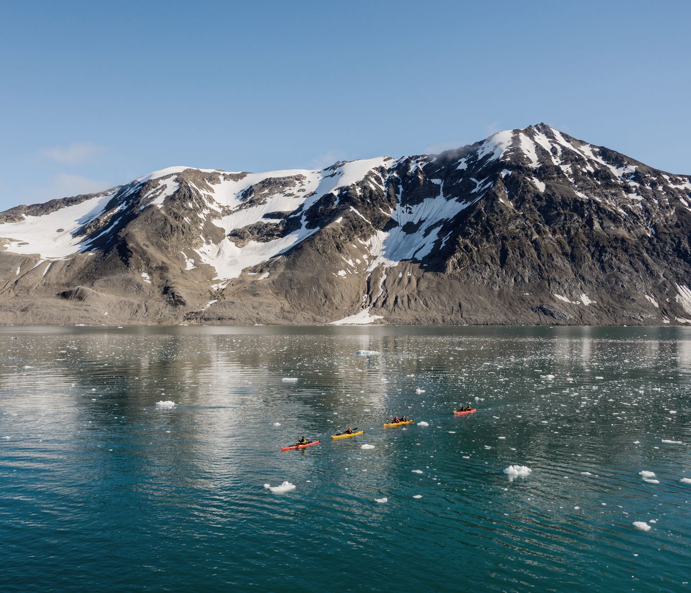 Die arktische Küste im Kajak erkunden
