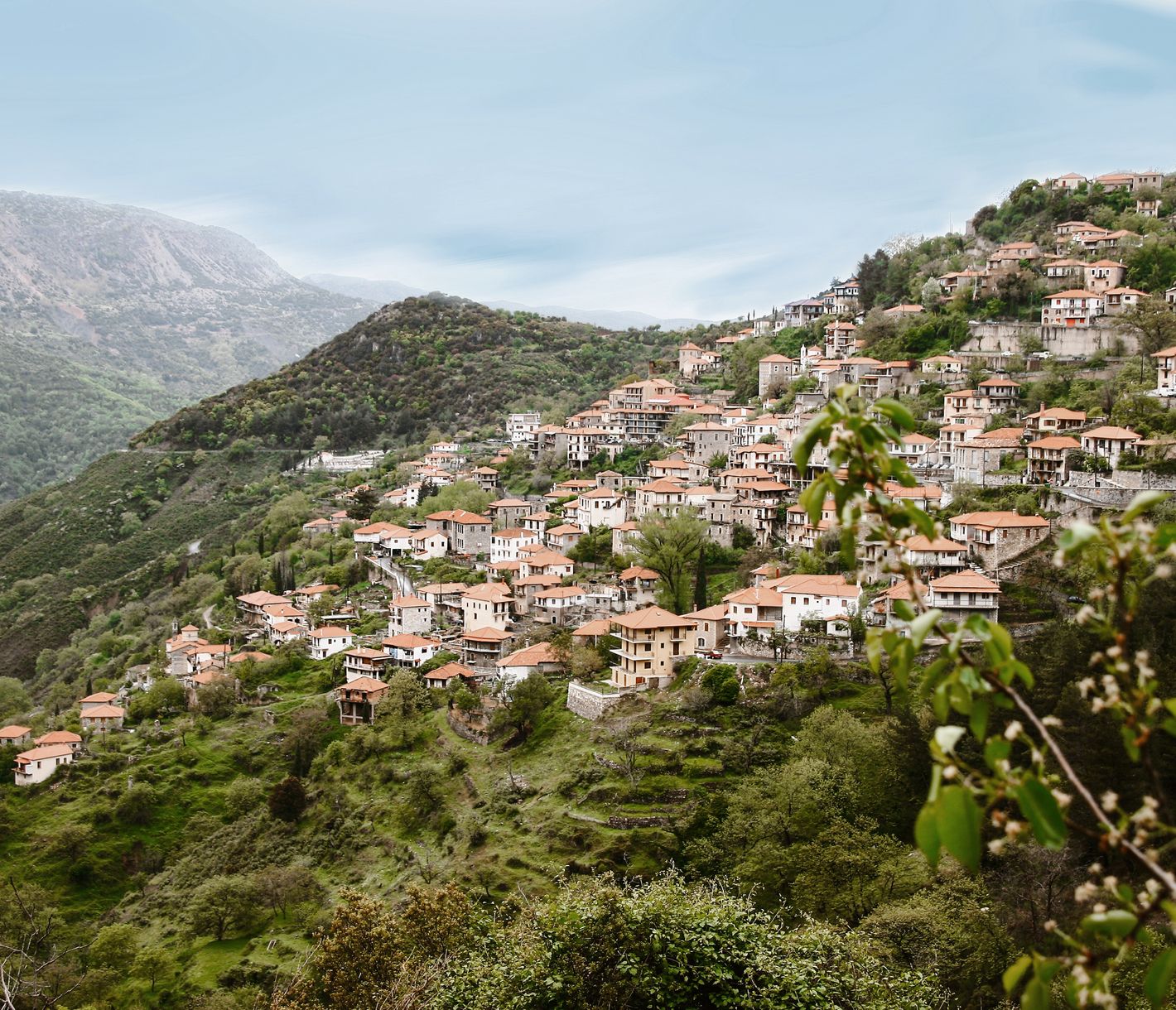 Panoramablick auf Lagadia – Das Terrassendorf im Peloponnes