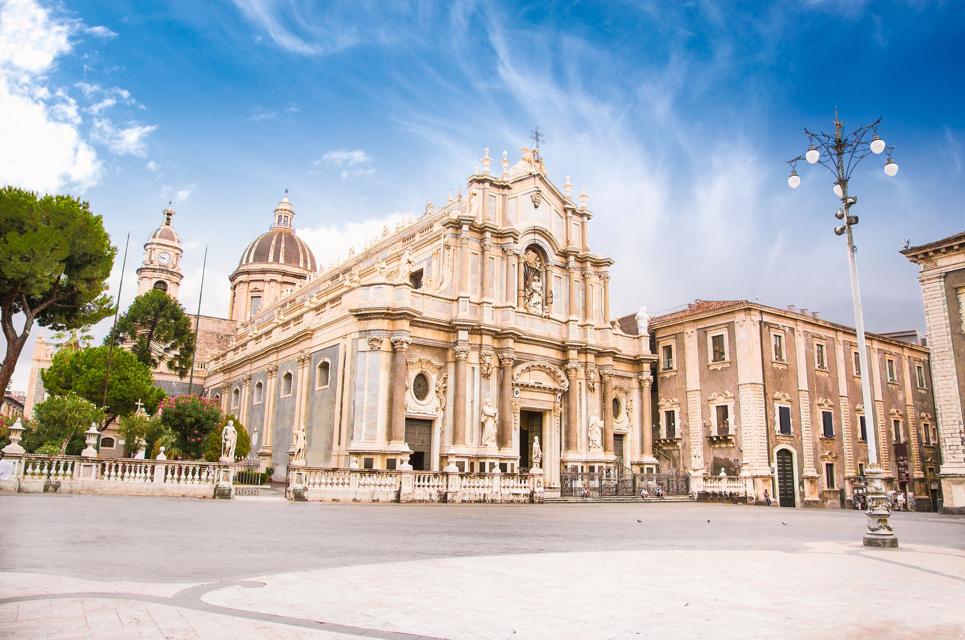 Piazza del Duomo et cathédrale Santa Agatha
