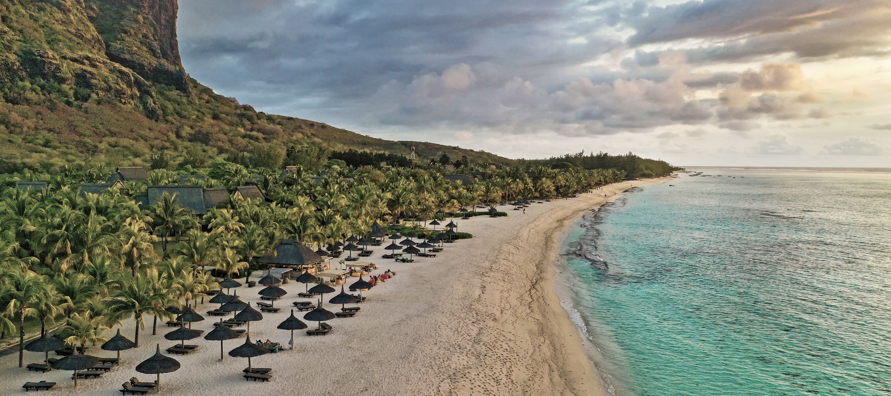 Ruhige Atmosphäre am Strand bei Le Morne zum Sonnenuntergang