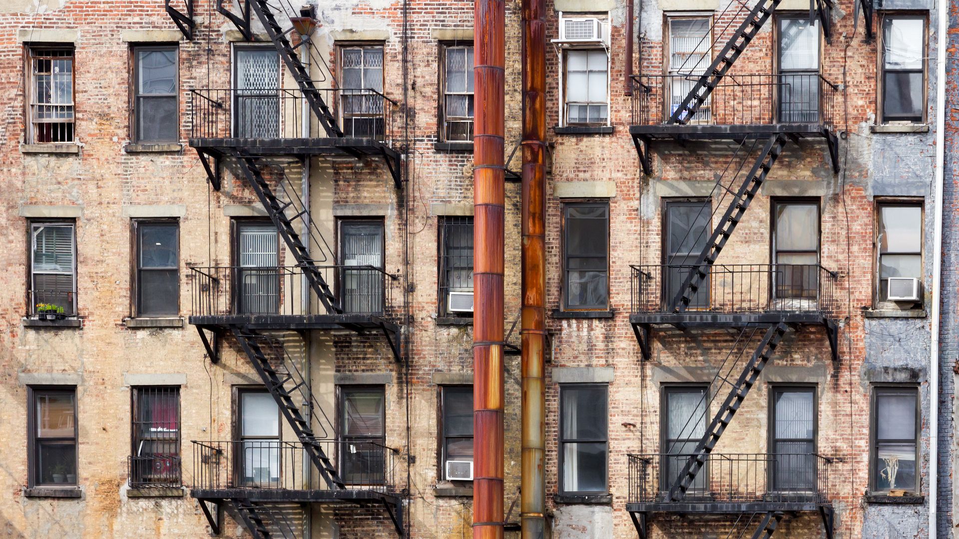 Les façades en briques typiques et nostalgiques des immeubles d’habitation à New York.
