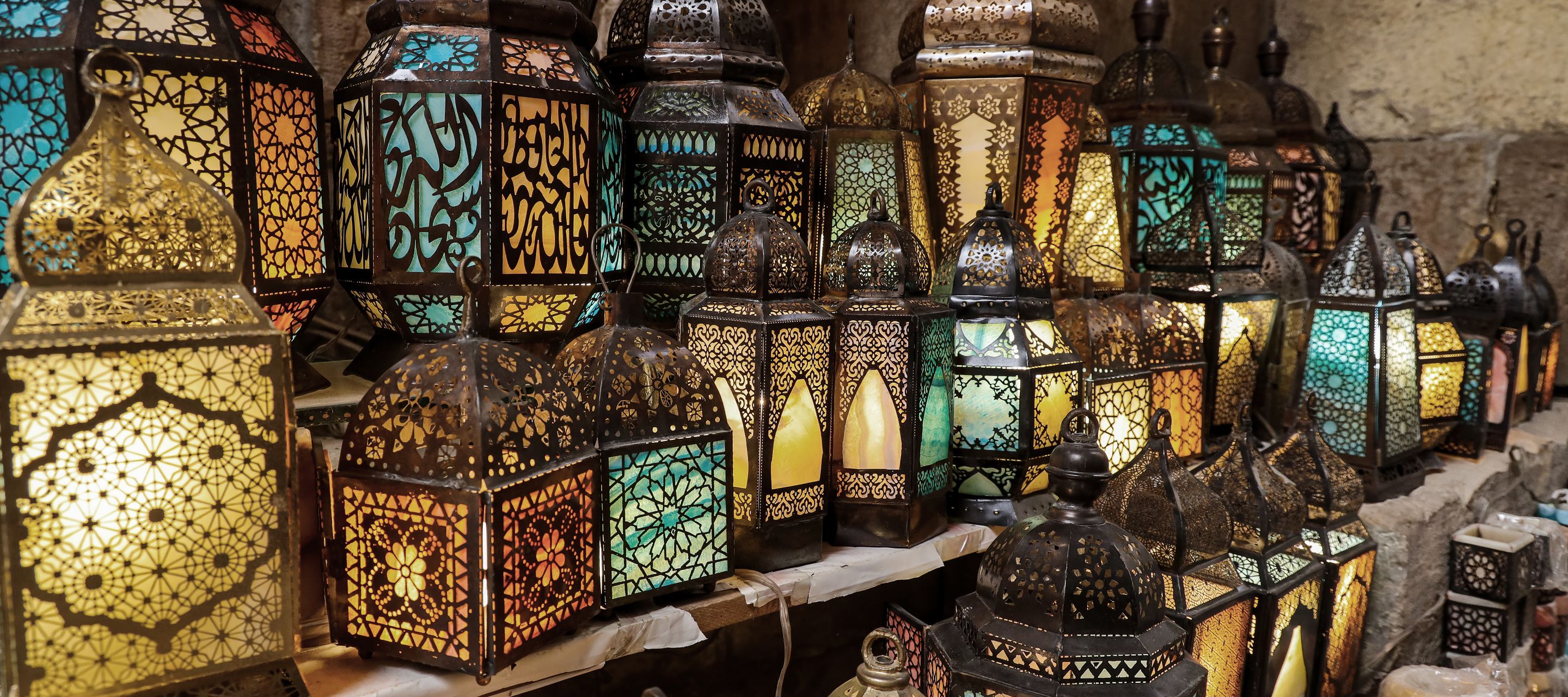 Handgefertigte traditionelle ägyptische Lampen auf dem Khan-el-Khalili-Markt in Kairo
