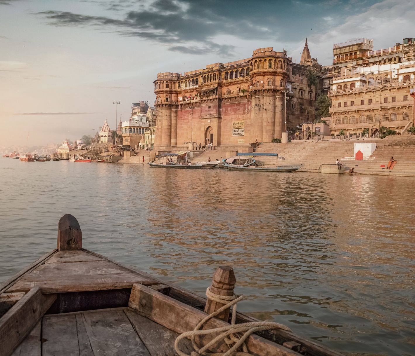 Blick auf die Ghats von Varanasi während einer Bootsfahrt – Stille und intensives Leben zugleich