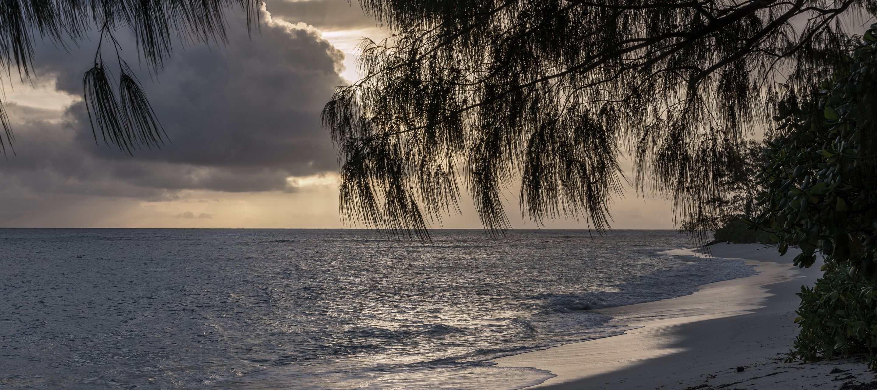 Sonnenuntergang mit Wolken am einsamen Strand von Denis Island