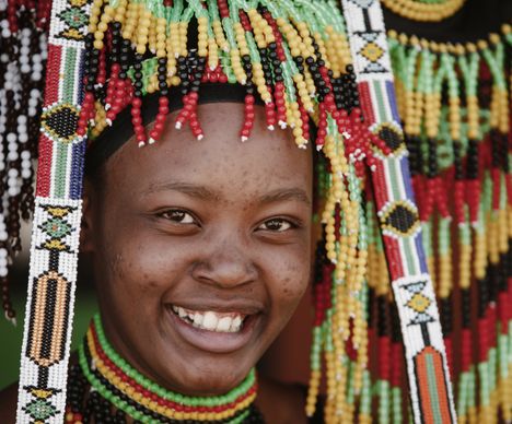 Zulu-Frau mit perlenreichem Kopfschmuck