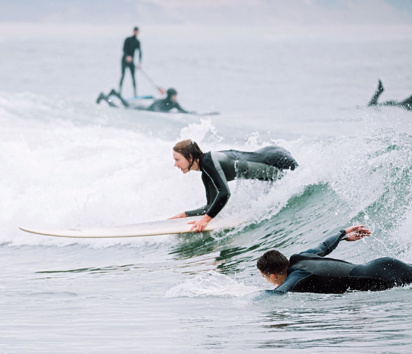 Surfer lieben die Gewässer beim Devils Punch Bowl, einer eingestürzten Meereshöhle zwischen Lincoln City und Newport.