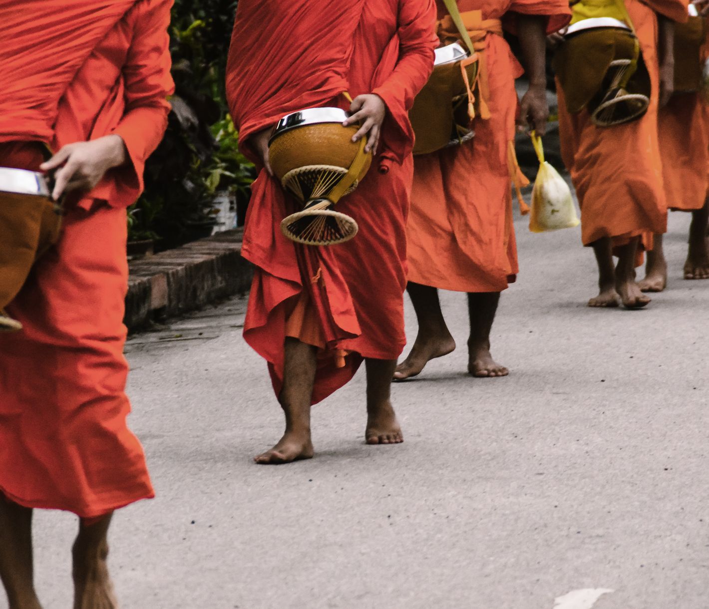 Traditionelle morgendliche Almosengabe an buddhistische Mönche in Luang Prabang
