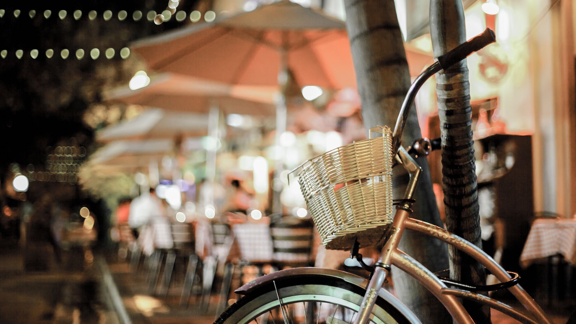 Balade au fil de l'Española Way au coeur de South Beach, une rue piétonne avec des guirlandes lumineuses clignotantes.